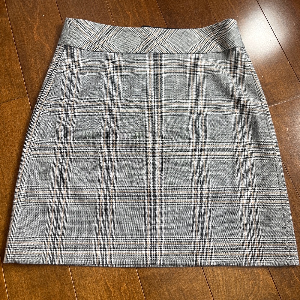 Fully lined suit skirt